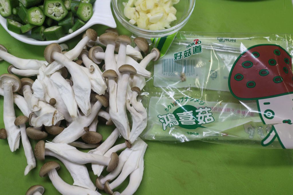 元气菇菇大蒜炒饭【好菇道亲子食光】的加工步骤