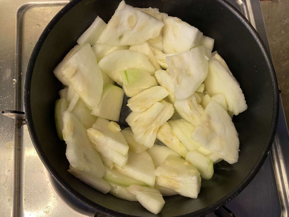 蒜香豆皮丝瓜意大利面（五辛素）的加工步骤