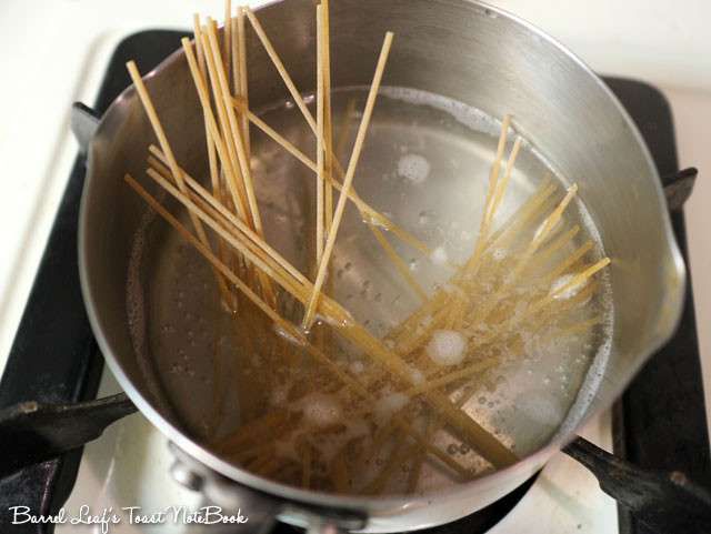 番茄罗勒橄榄豆腐意大利面+素肉球 五辛素的加工步骤