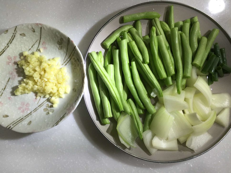 蒜香敏豆的加工步骤