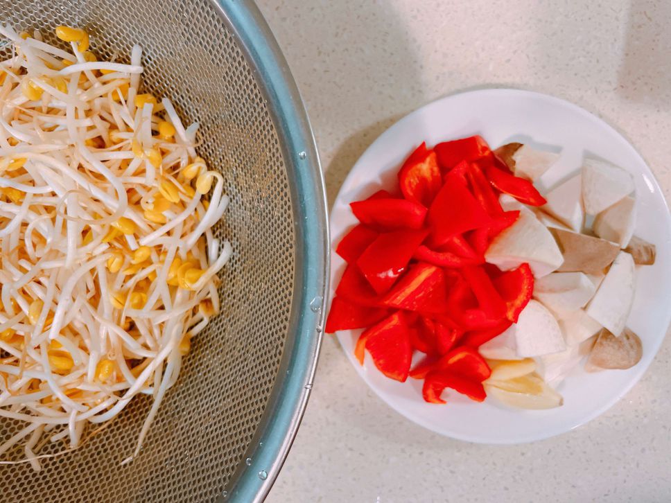 豆芽菜炒红椒杏鲍菇的加工步骤