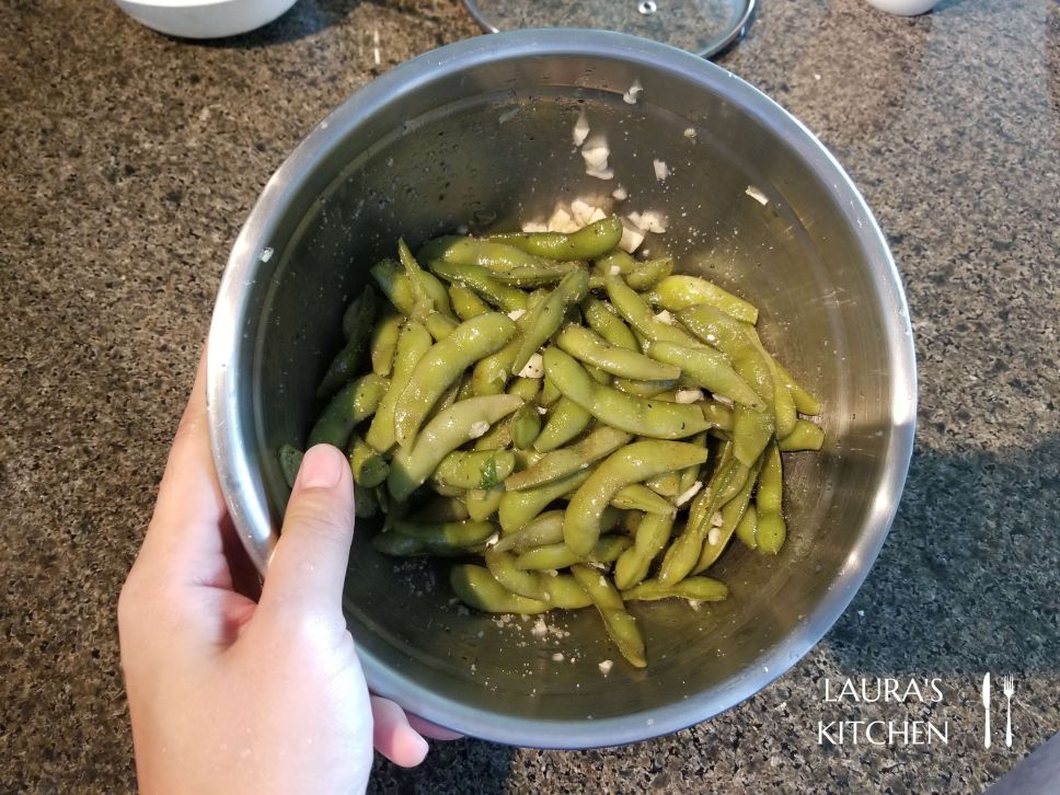 凉拌蒜香毛豆的加工步骤