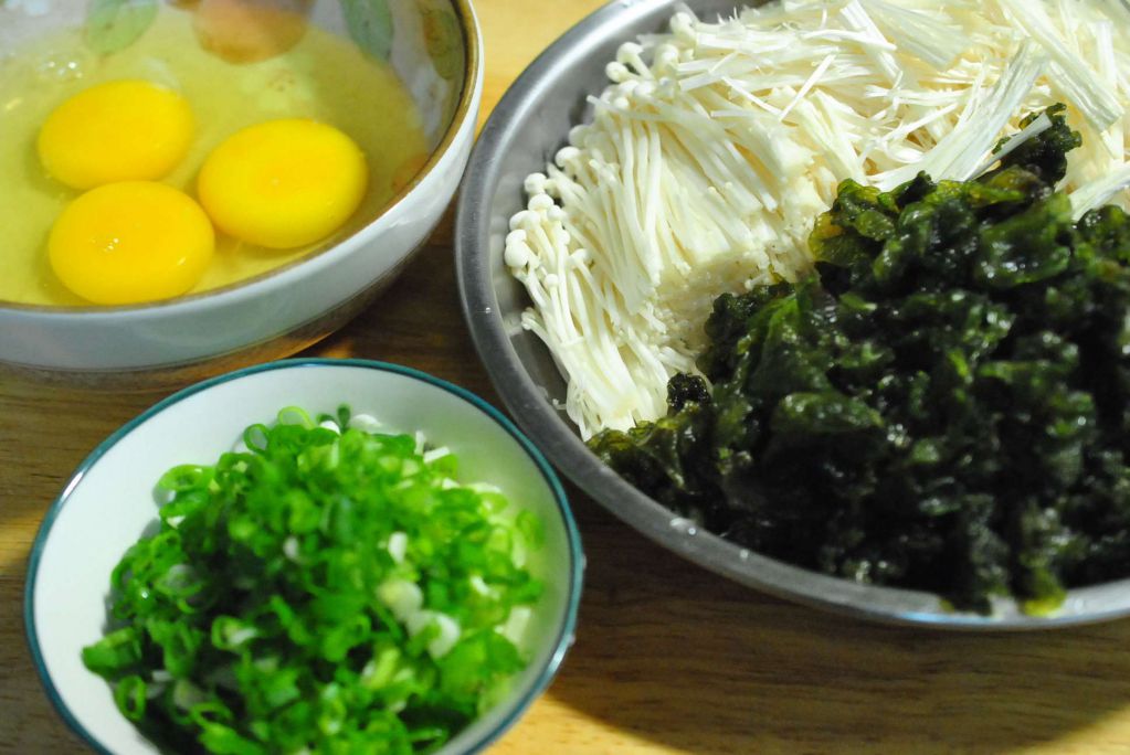 蛋香金针菇炒雨来菇的加工步骤