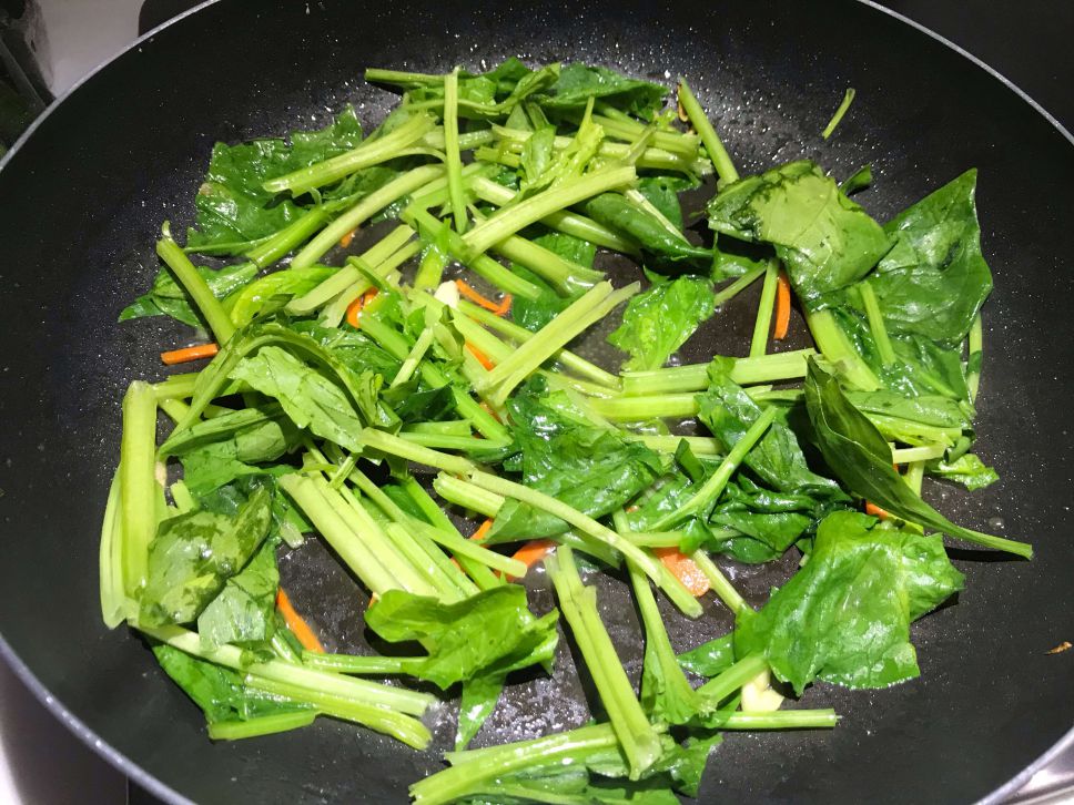 👩🏻‍🍳菠菜炒豆包（可调成素食）的加工步骤