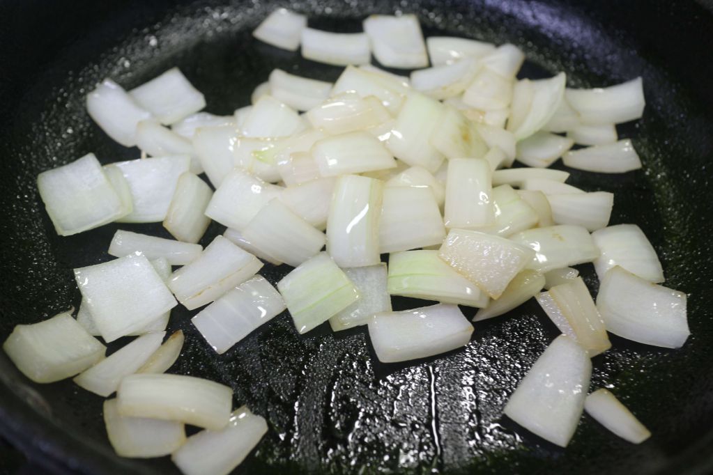 洋葱金针菇烩丝瓜(三样食材一锅轻松煮)的加工步骤