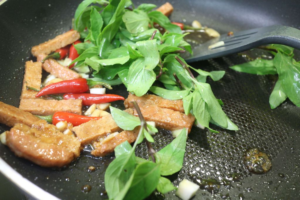 超下饭!香辣塔香素肉丝的加工步骤