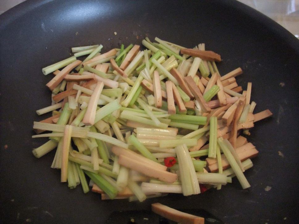 【小雨食堂】芹菜炒豆干的加工步骤