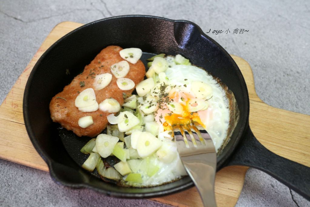 元气早餐香蒜餐肉蛋的加工步骤