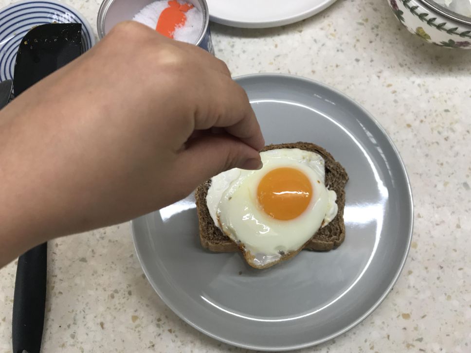 太阳蛋吐司佐辣味焦糖奶油酱早餐的加工步骤