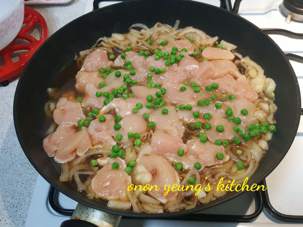 一锅到底。日式亲子鸡肉丼
家常鸡肉盖饭。的加工步骤