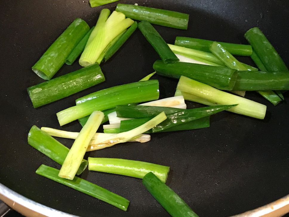 葱爆嫩炒鸡片 酱汁比例讚👍🏻的加工步骤