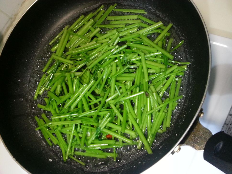 免用油〜免等开水滚!快速水炒青菜的加工步骤