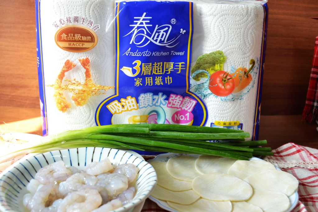 快速做香葱虾饼『春风三层超厚手家用纸巾』的加工步骤