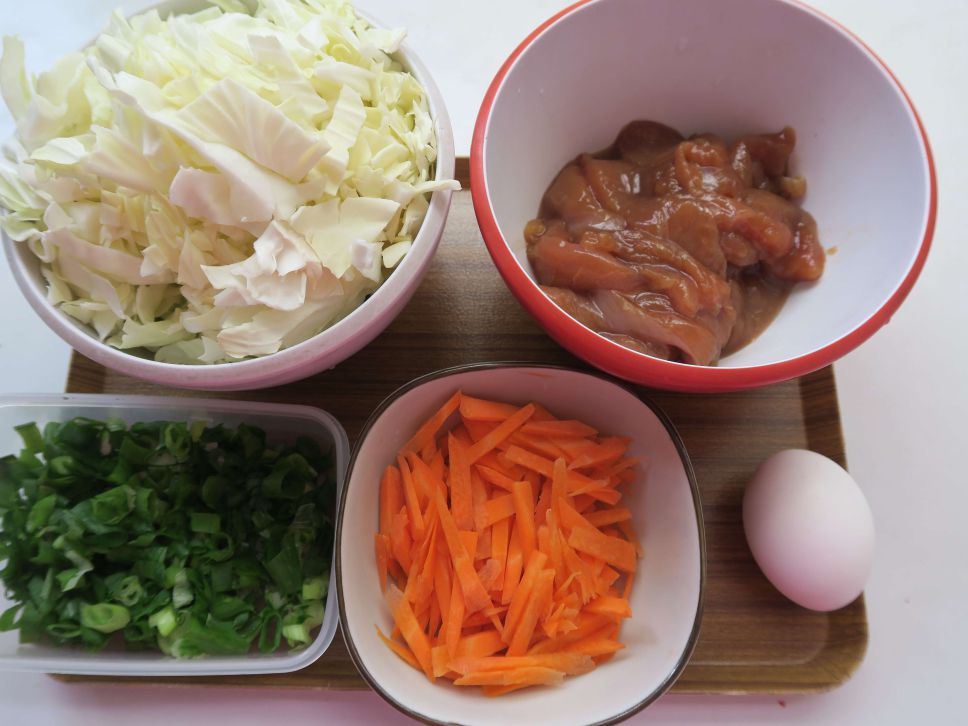 高丽菜鸡肉炒饭的加工步骤