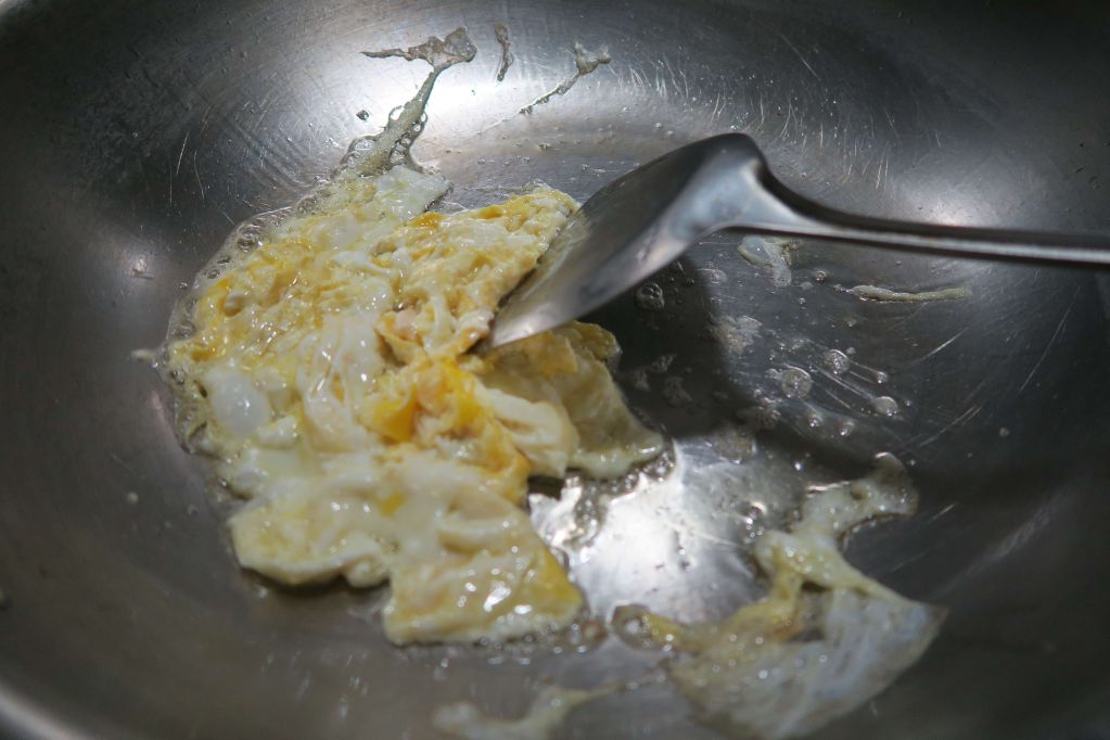 高丽菜鸡肉炒饭的加工步骤