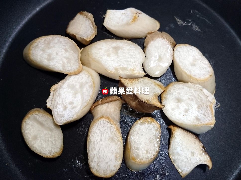 蒜香马告杏鲍菇（无盐。5分钟）的加工步骤