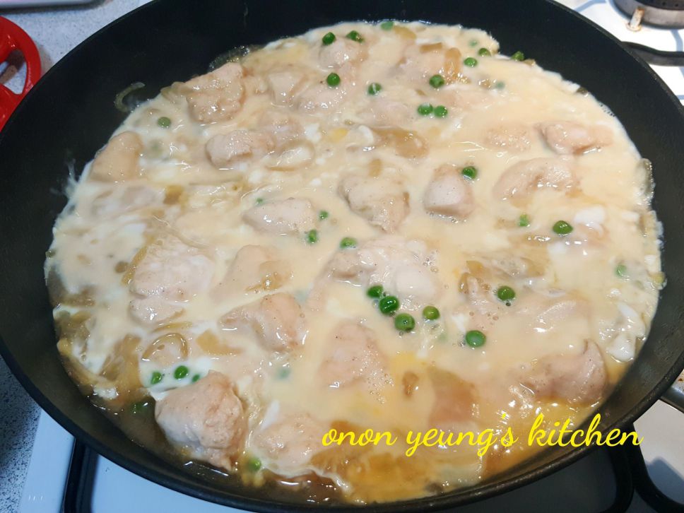 一锅到底。日式亲子鸡肉丼
家常鸡肉盖饭。的加工步骤