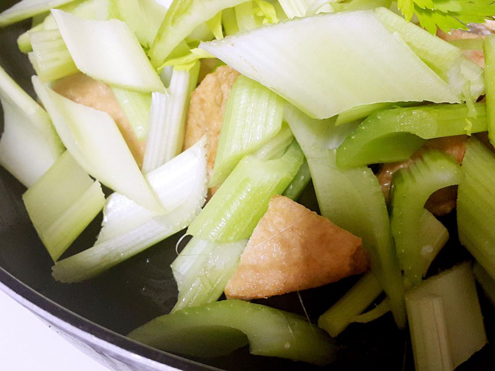 油豆腐炒西芹(5分钟快速料理)的加工步骤