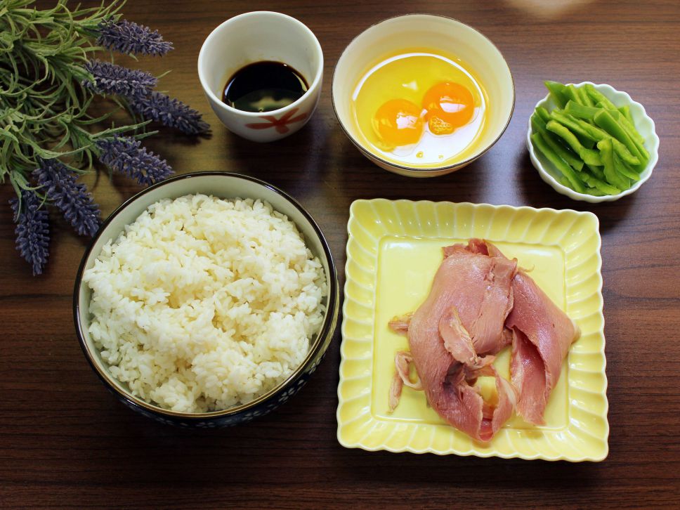 培根青椒蛋炒饭【15分钟快速料理】的加工步骤