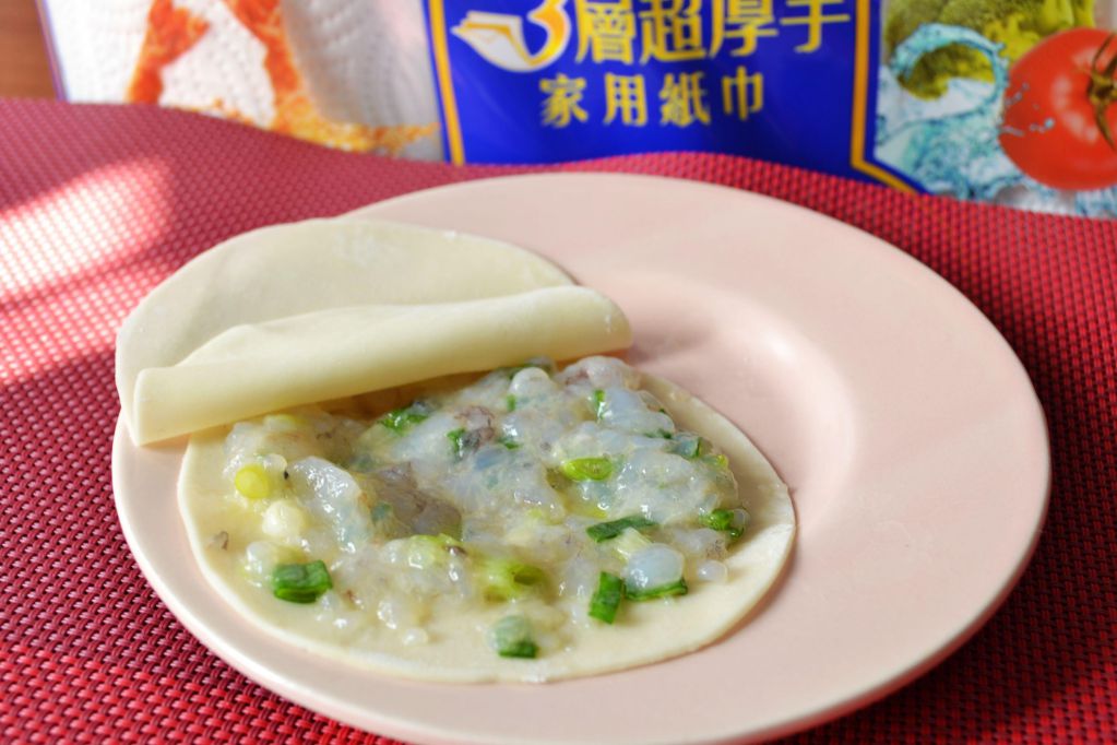 快速做香葱虾饼『春风三层超厚手家用纸巾』的加工步骤