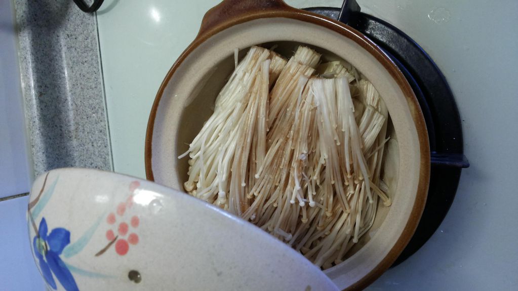 陶烧金针菇豆腐煲(简单快速料理)的加工步骤