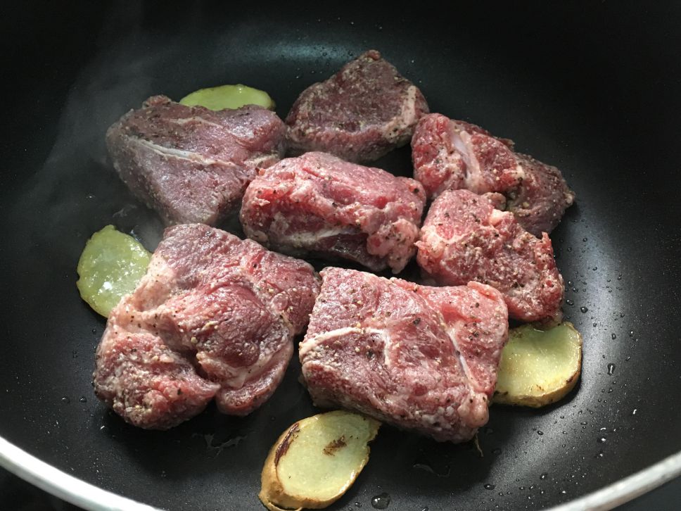 红酒炖牛肉（电锅料理）的加工步骤