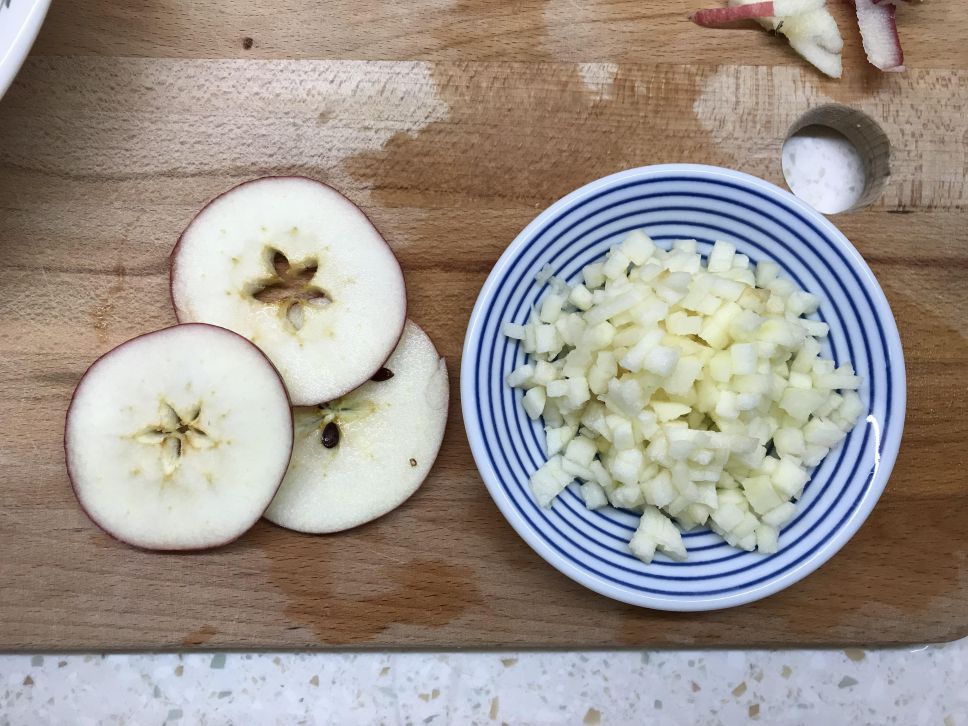 一颗苹果栽进松饼里的加工步骤