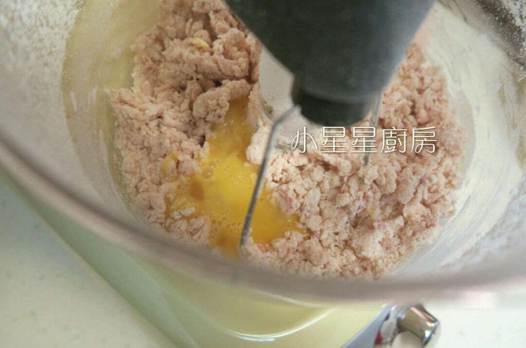 莓果炼乳司康(草莓&蔓越莓)的加工步骤