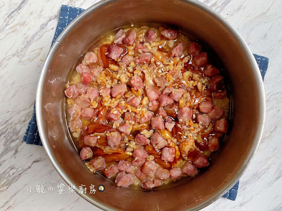 香肠鸡肉炊饭。电锅料理的加工步骤