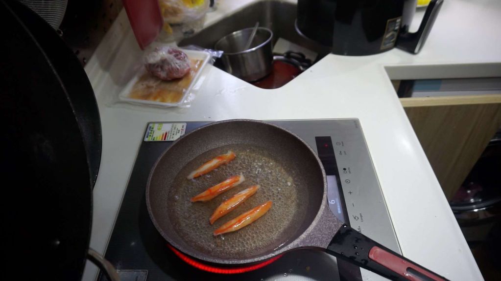 【视频】芒果牛油果蟹柳加州卷的加工步骤