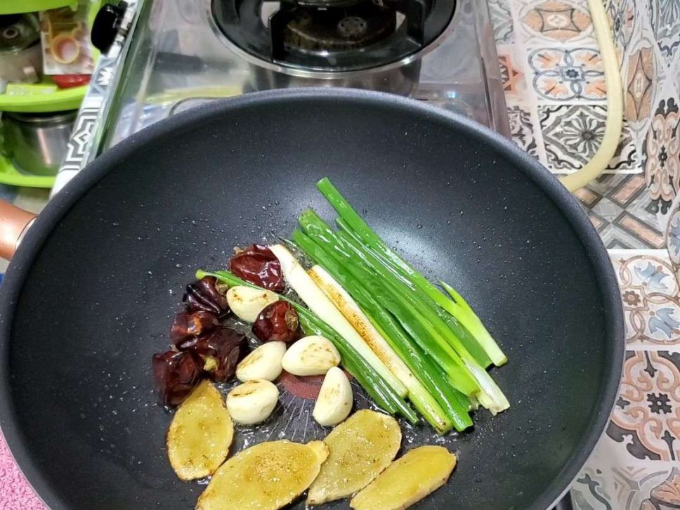 酱香卤肉（免卤包，电锅炖煮。）的加工步骤