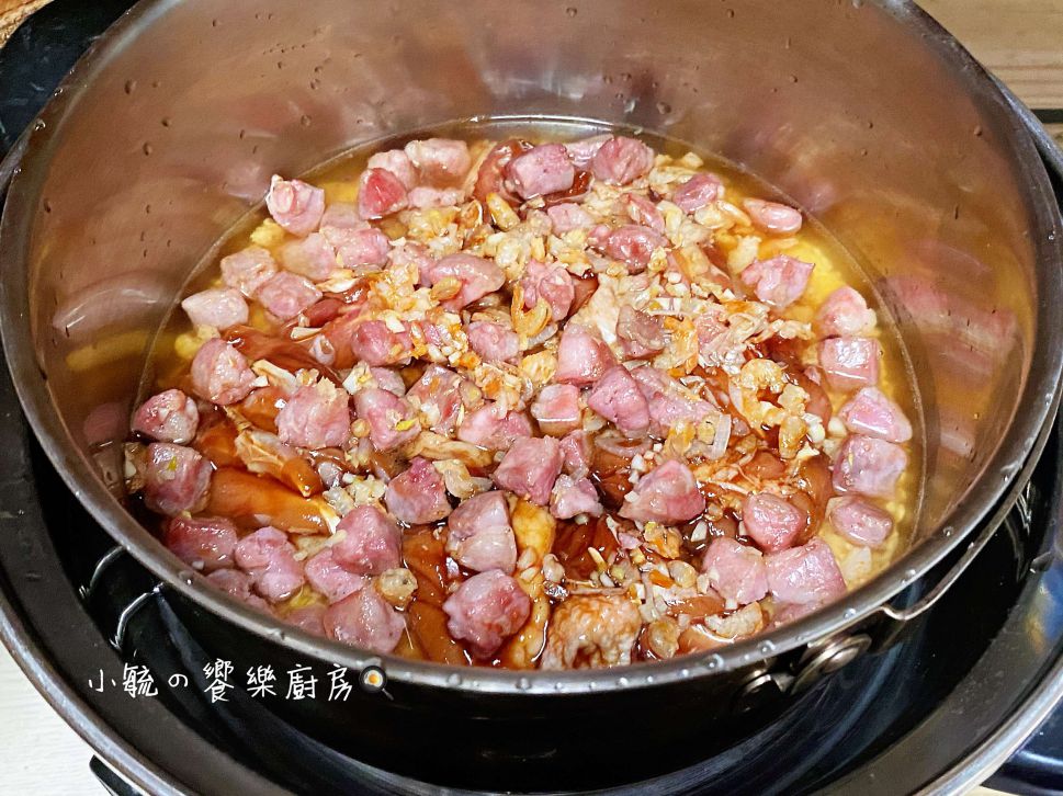 香肠鸡肉炊饭。电锅料理的加工步骤