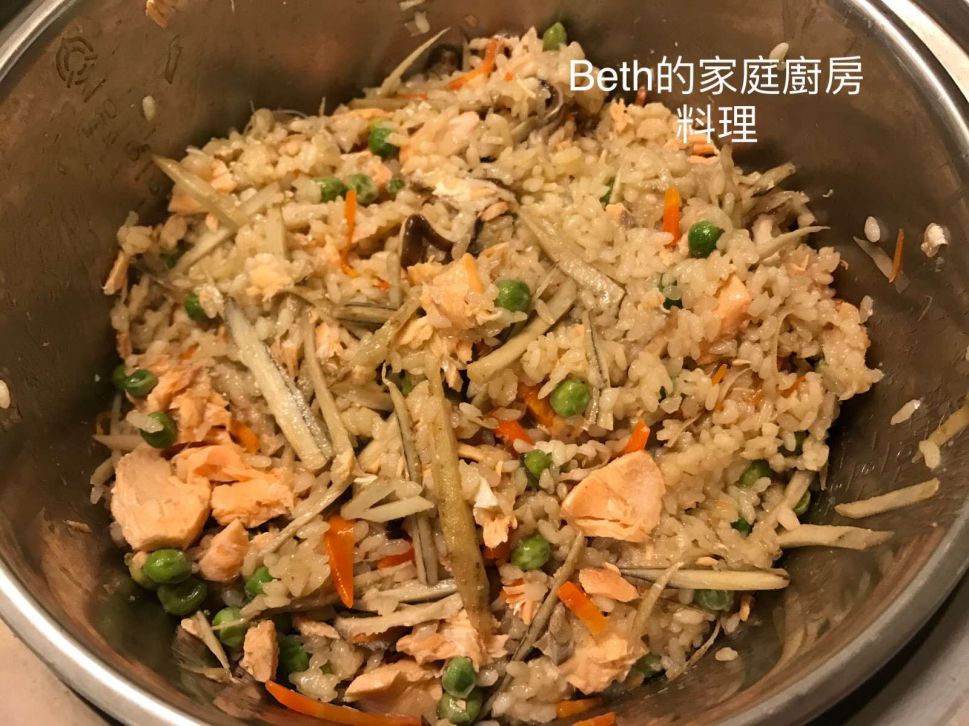 月薪娇妻之鲑鱼青豆炊饭的加工步骤