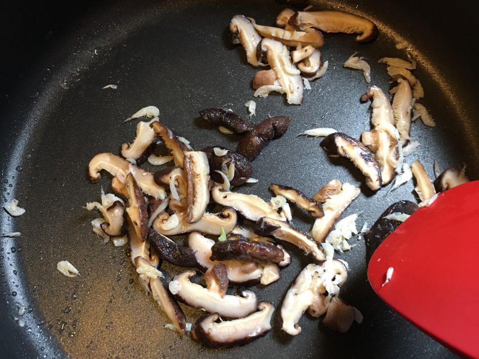 古早味高丽菜饭😋懒人电锅版～的加工步骤