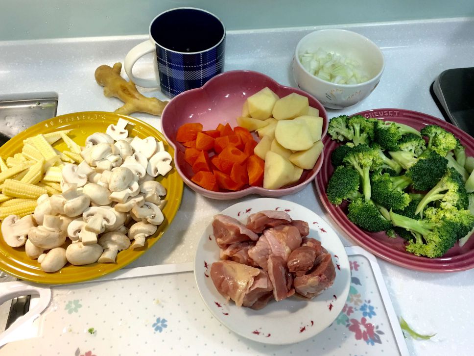 永远秒杀的蔬菜鸡肉咖喱饭的加工步骤