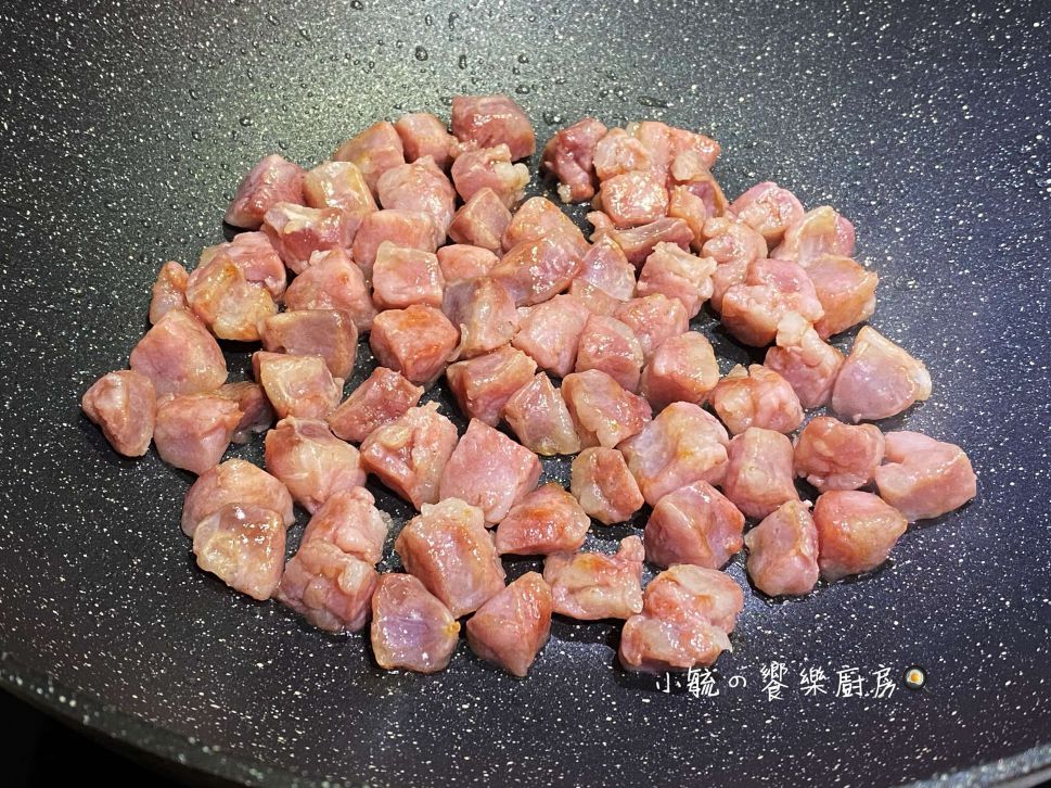 香肠鸡肉炊饭。电锅料理的加工步骤