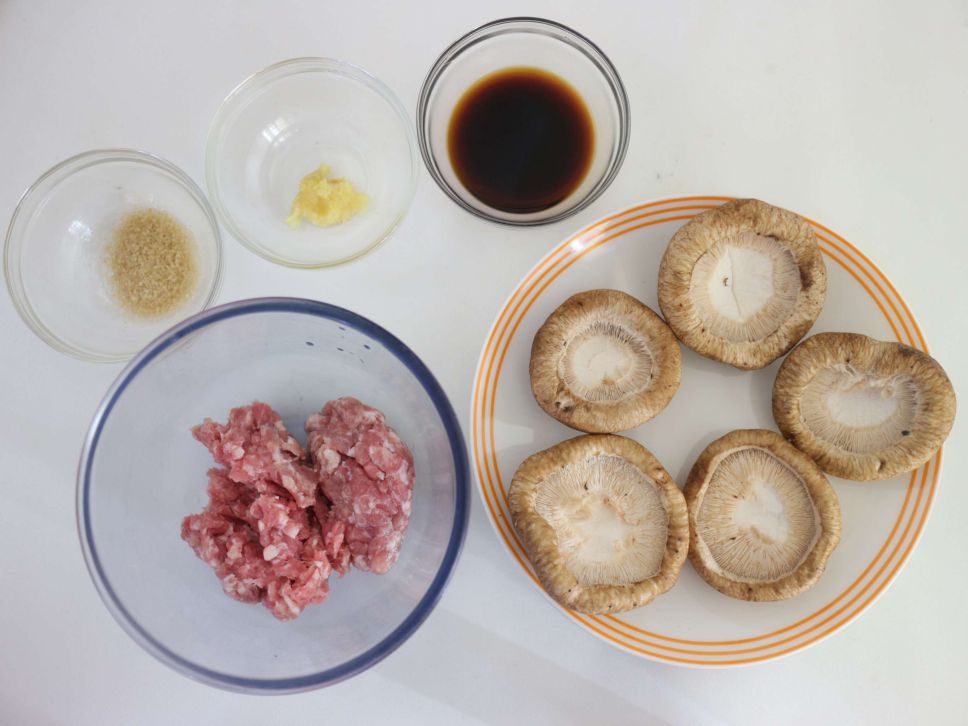 一锅出一桌：鲑鱼炊饭+香菇镶肉+草莓大福的加工步骤