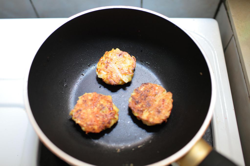 宝宝食谱【高丽菜煎饼】的加工步骤