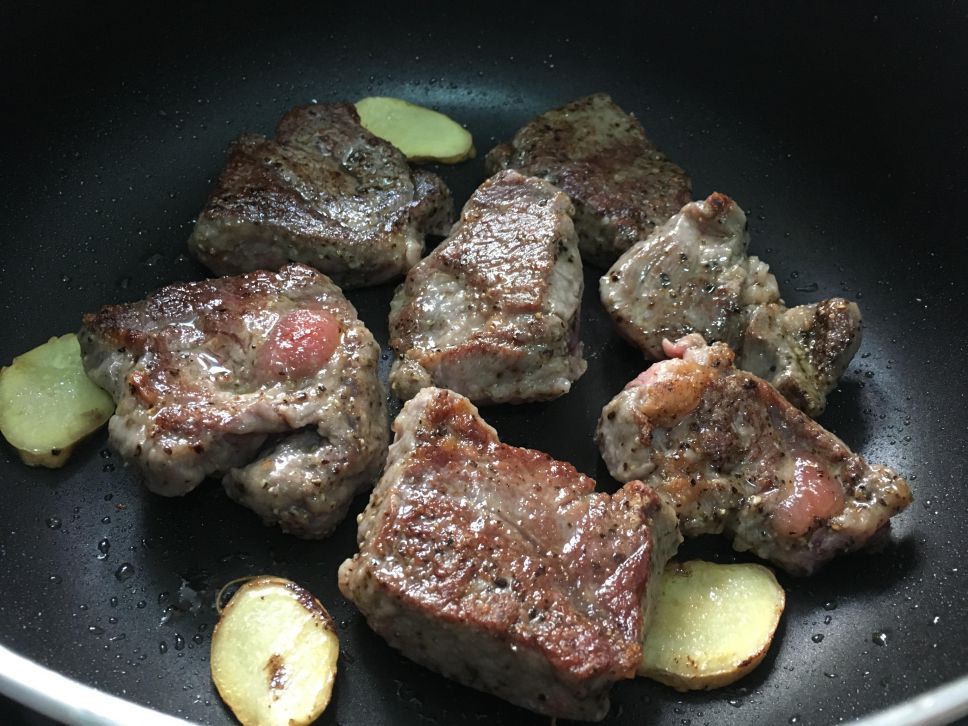 红酒炖牛肉（电锅料理）的加工步骤