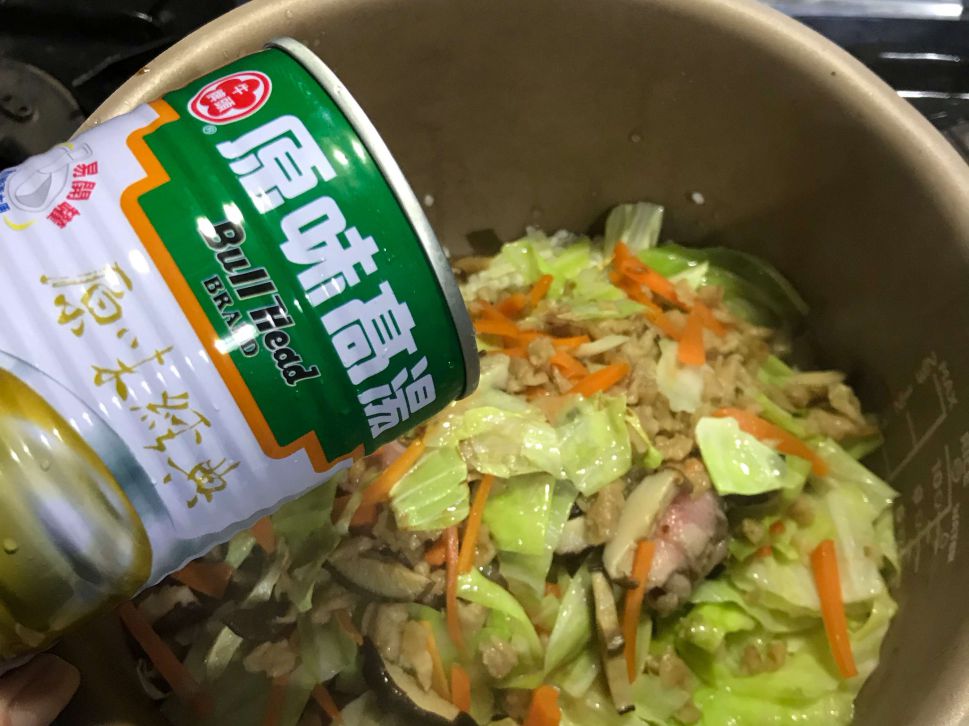 高丽菜香菇菜脯炊饭的加工步骤