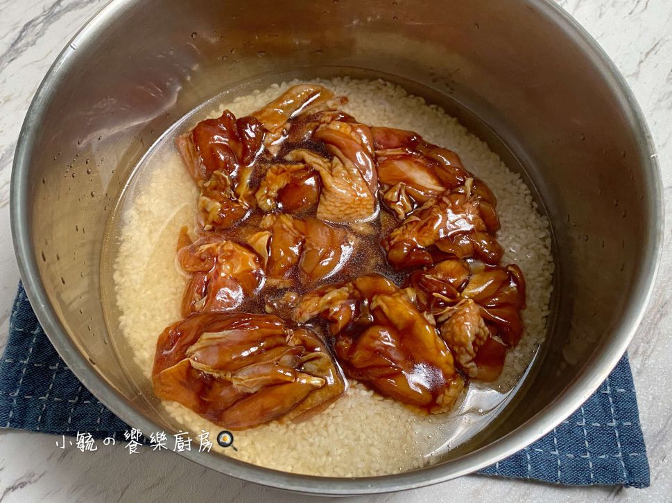 香肠鸡肉炊饭。电锅料理的加工步骤