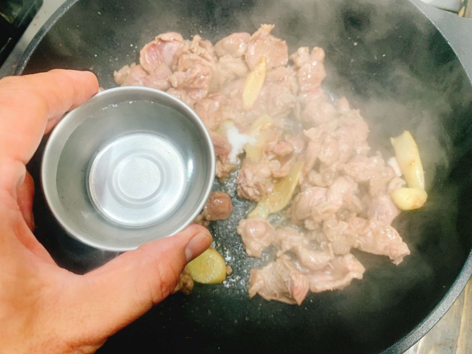 麻油高丽菜肉片汤的加工步骤