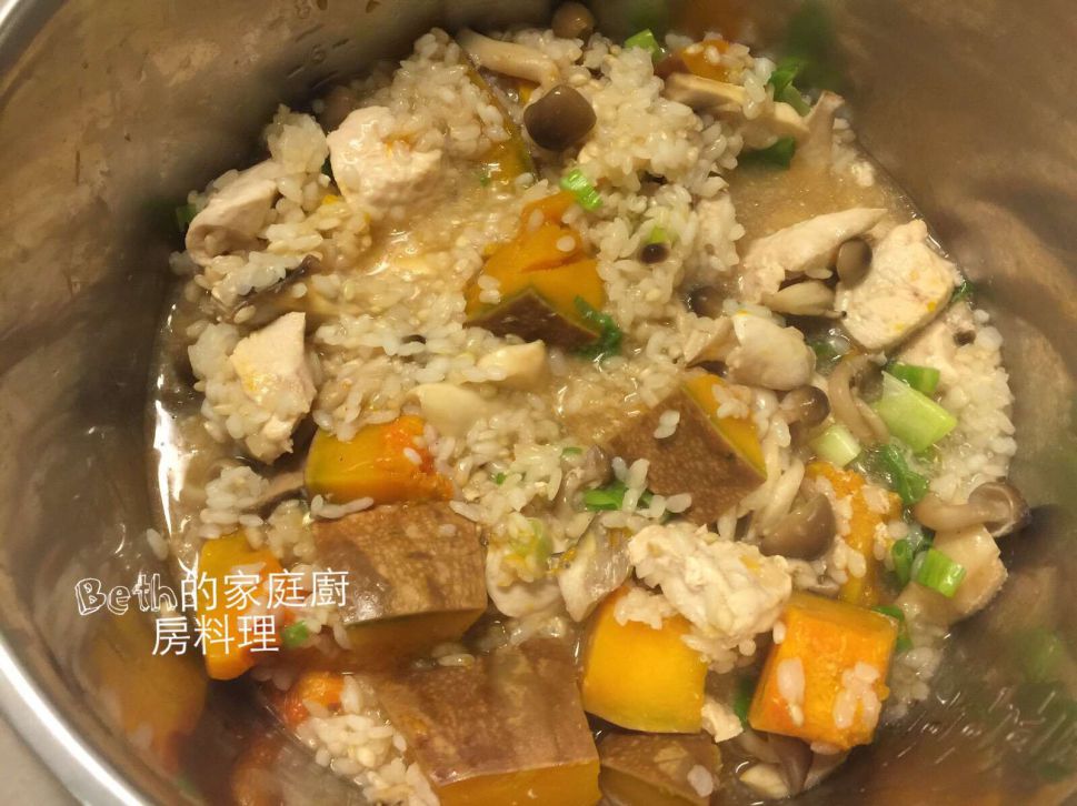 南瓜鸡肉香菇炊饭，电锅料理的加工步骤