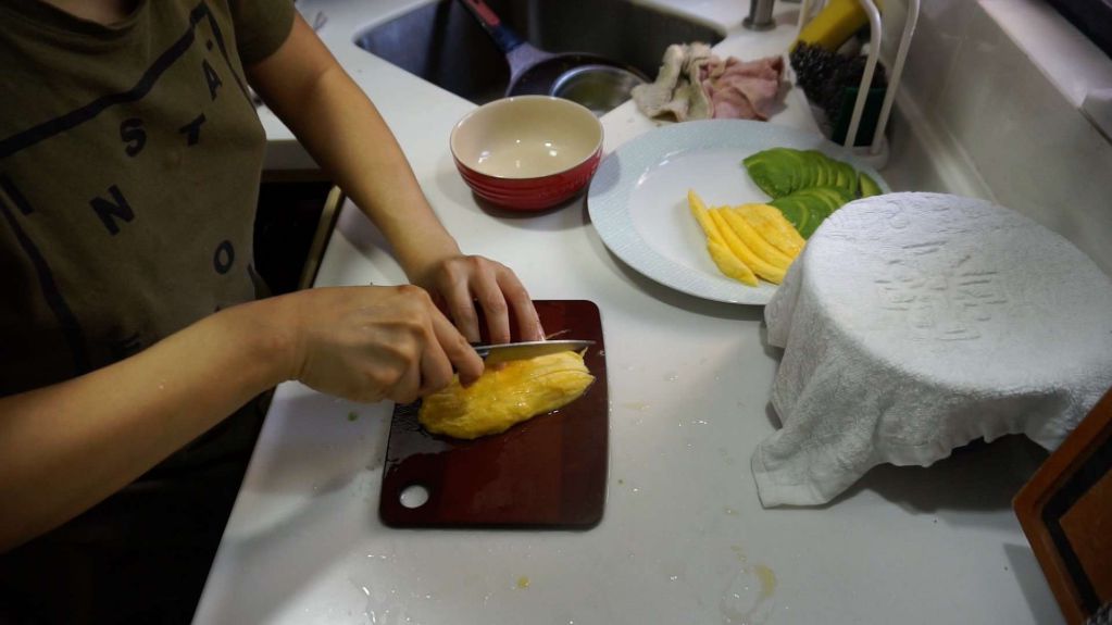 【视频】芒果牛油果蟹柳加州卷的加工步骤