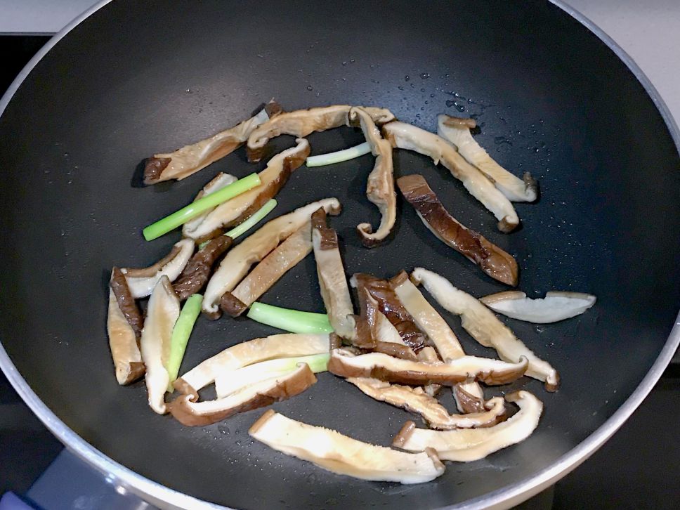 肉末高丽菜粉丝煲 (超下饭🍚)的加工步骤