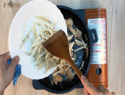 超营养！【牛蒡鸡肉炊饭】