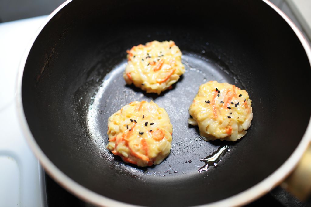 宝宝食谱【高丽菜煎饼】的加工步骤