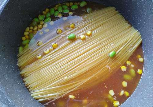 蜜醋茄酱鸡肉意大利面的加工步骤