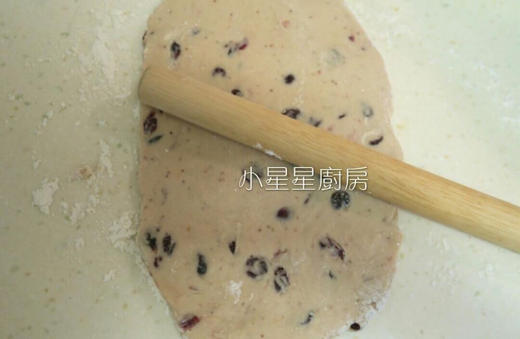 莓果炼乳司康(草莓&蔓越莓)的加工步骤