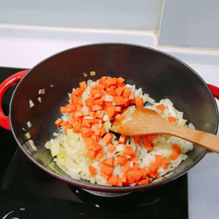 铸铁锅咖喱鸡肉饭的加工步骤